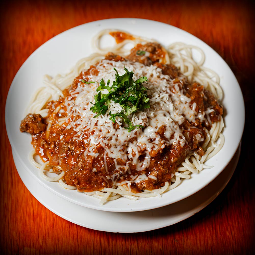 Spaghettis con salsa a elección.