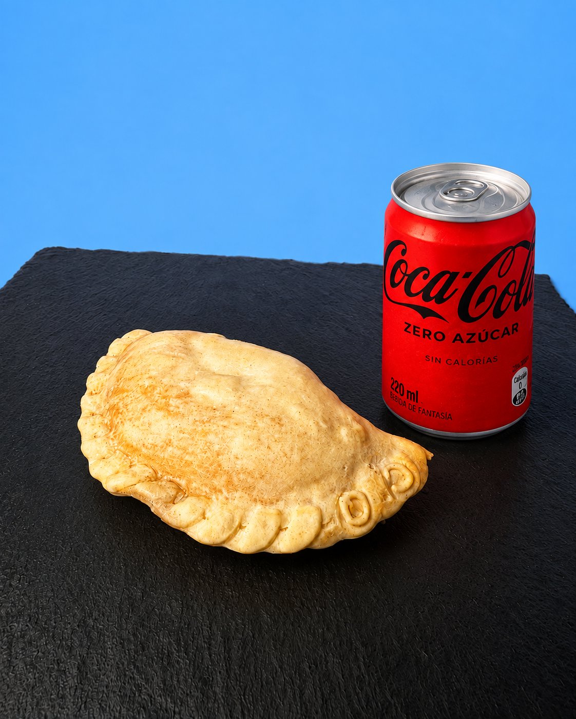 1 EMPANADA + 1 LATA BEBIDA 220cc