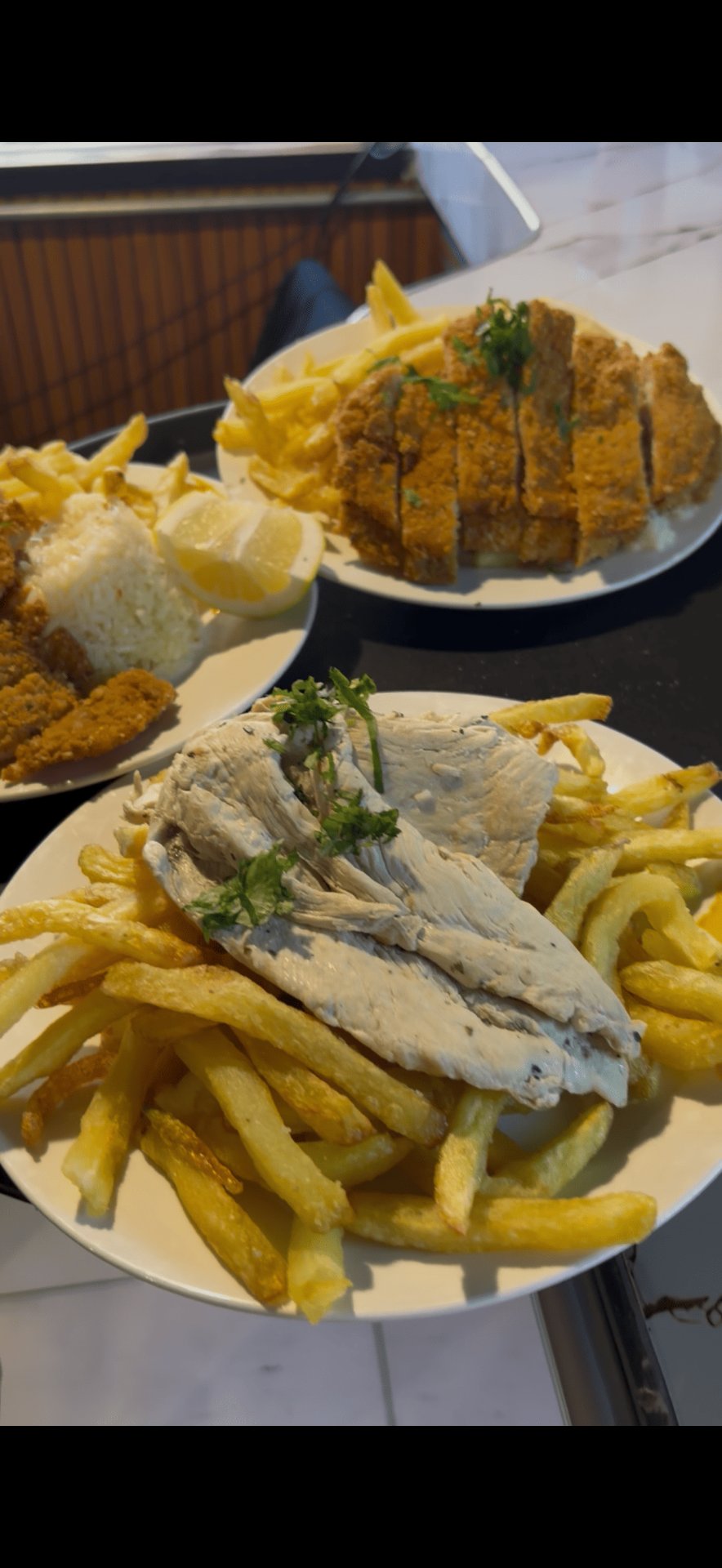 2 filetes de Pollo con agregado + 2 Bebidas + Dobladitas, pebre y Salsas.